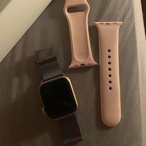 Apple Watch series 4 rose gold 40mm with original band and multicolor band